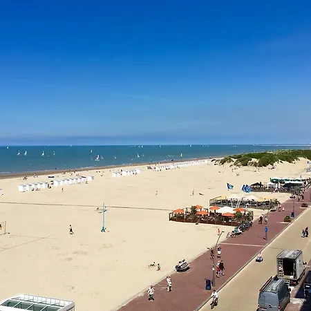 Daire Zeedijk Frontaal Zeezicht - Volledig Gerenoveerd 2022!