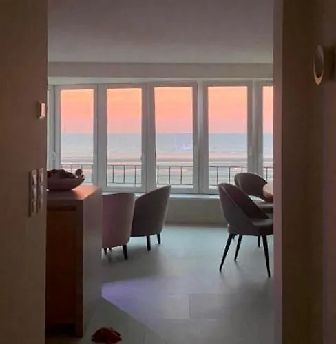 Apartment Zeedijk Oostduinkerke Frontaal Zeezicht - Volledig Gerenoveerd 2022!