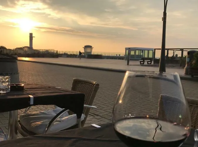 Zeedijk Oostduinkerke Frontaal Zeezicht - Volledig Gerenoveerd 2022! Apartment *